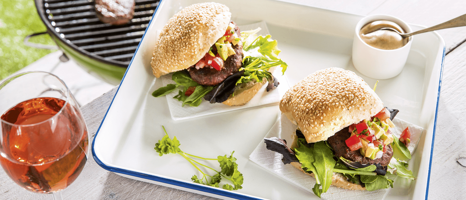 Hamburger, salsa tomate-avocat