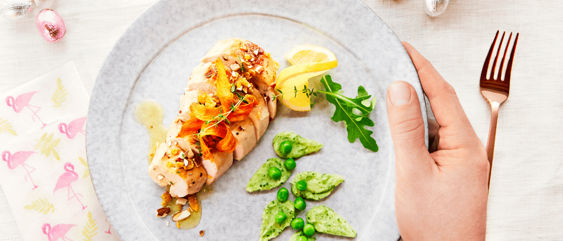 Poulet laqué au crumble , à la crème de brocoli et aux carottes