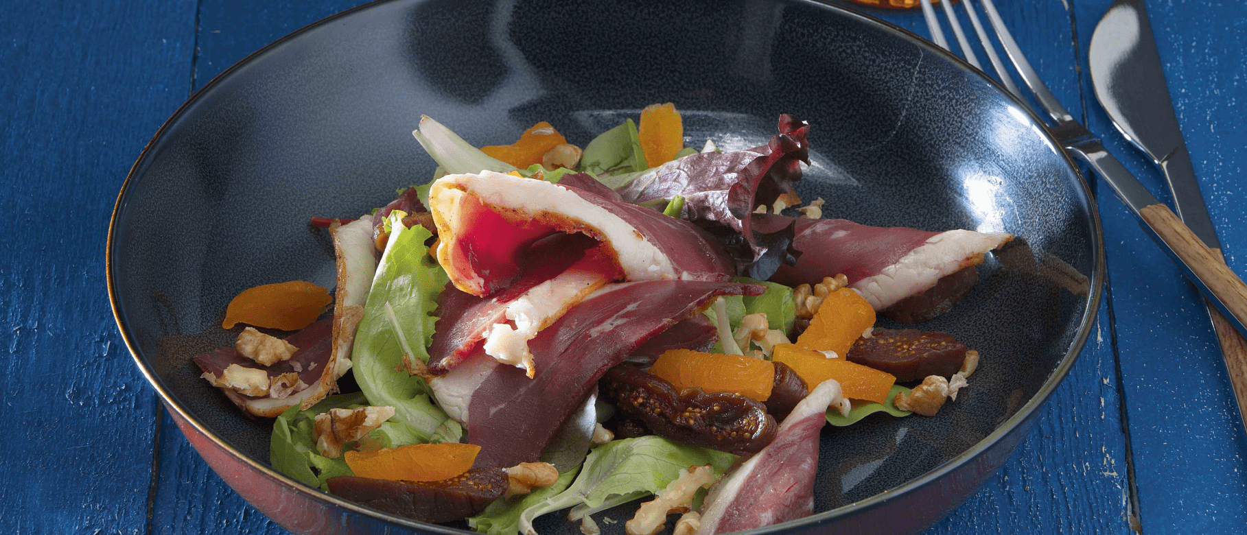 Salade de magret de canard fumé, de noix, de figues et d’abricots séchés