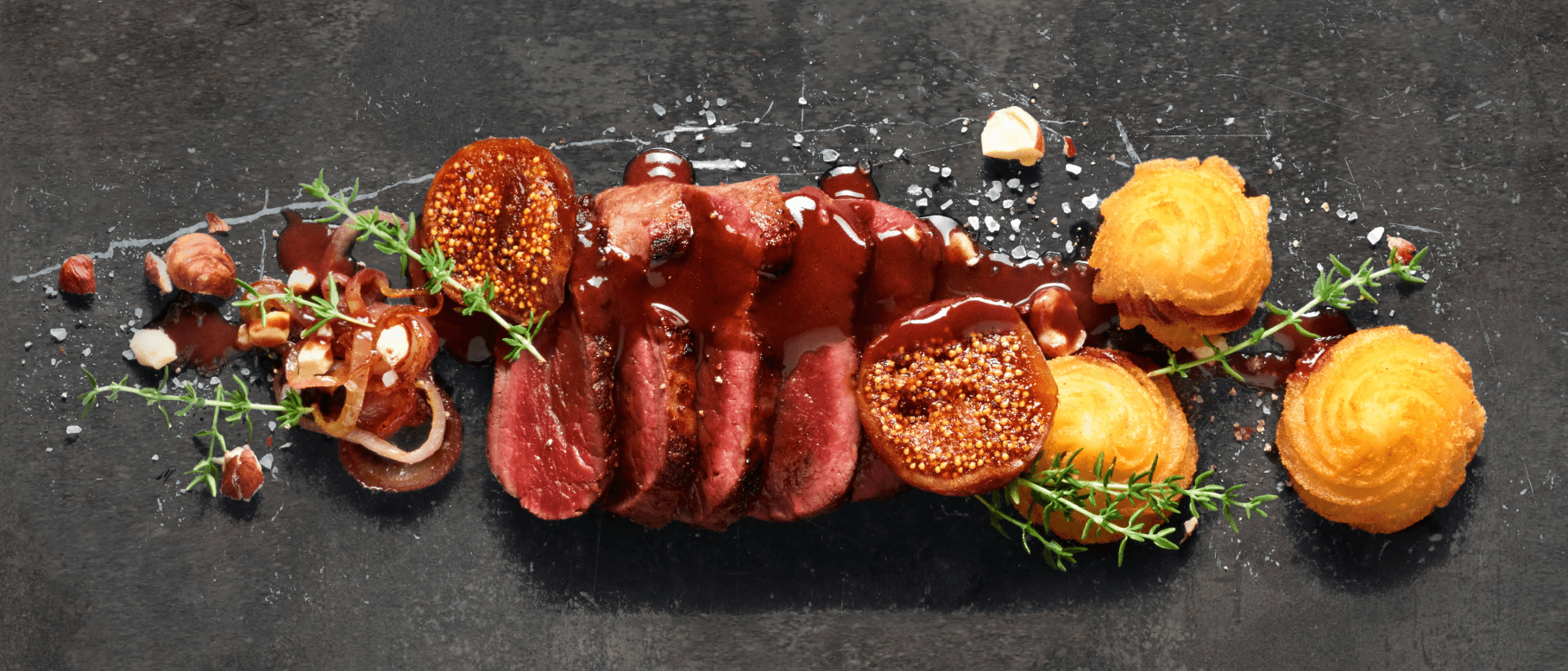 Steak de cerf, figues séchées et sauce au vin rouge