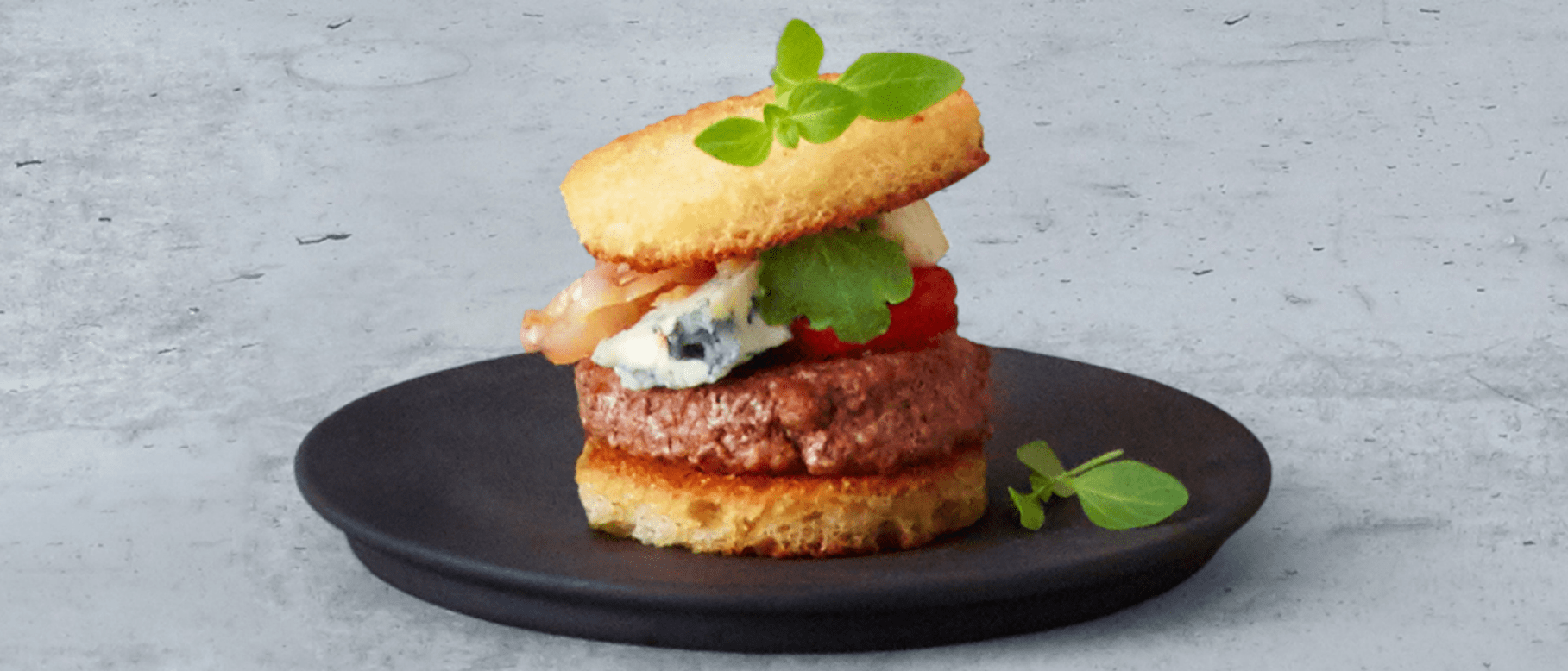 Mini hamburger de boeuf au fromage bleu et aux oignons caramélisés