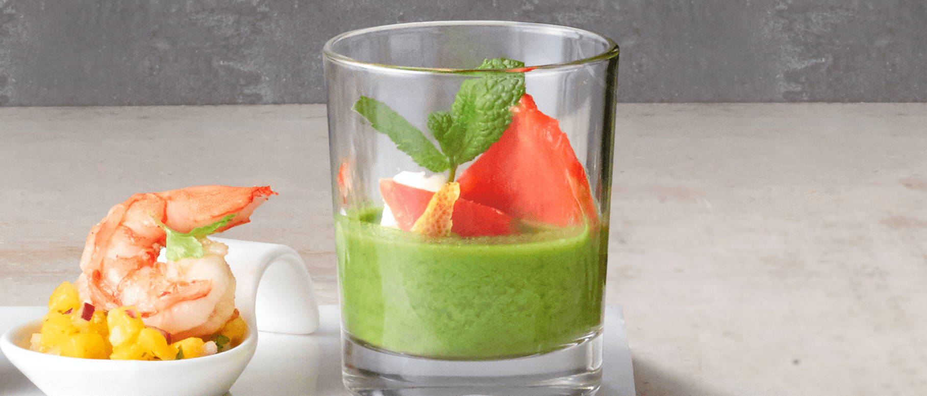 Verrine de saumon, gaspacho vert et crème au chèvre