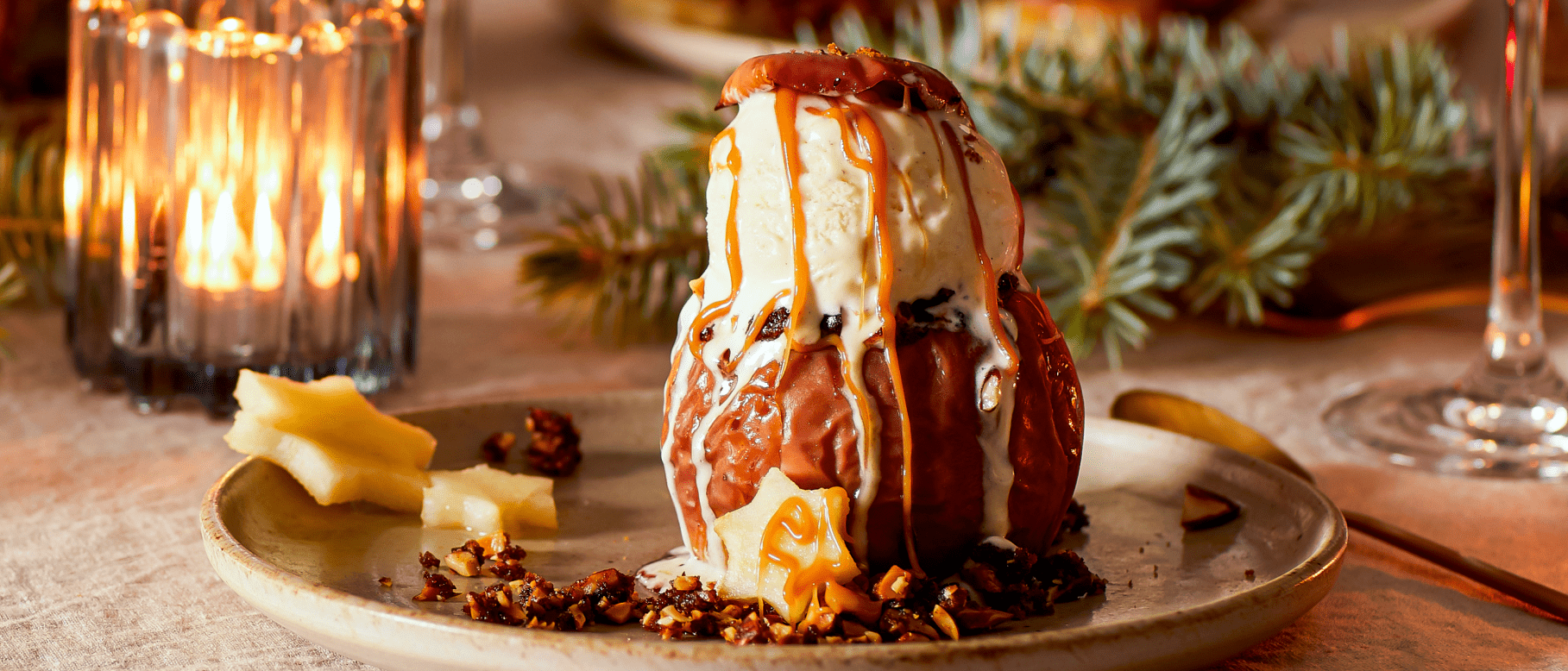 Pomme farcie avec une sauce aux toffees et une boule de glace à la vanille