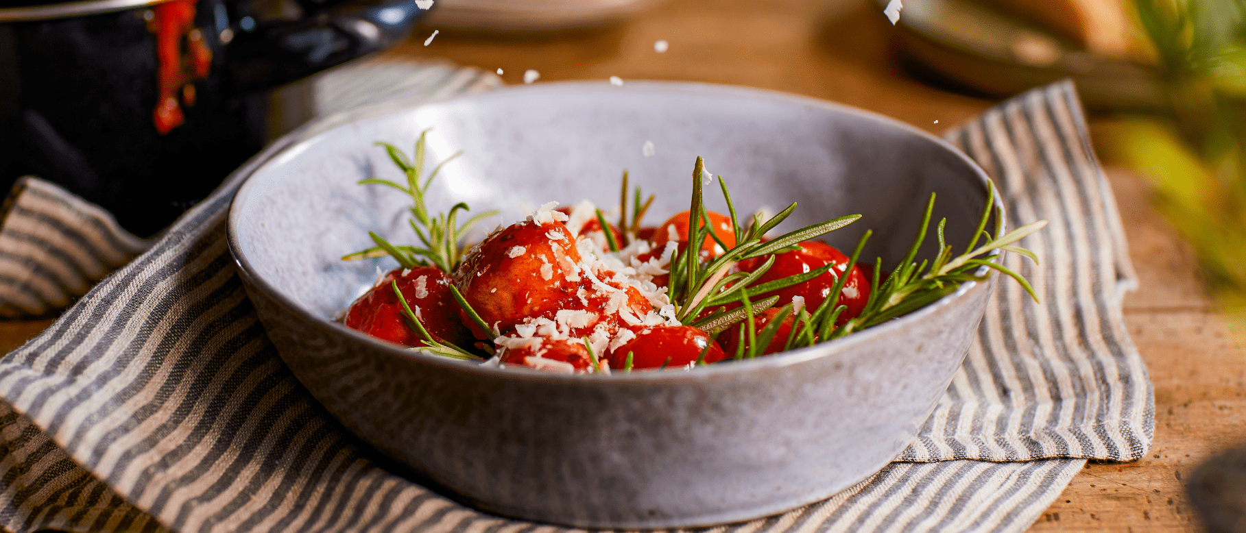 Boulettes de Noël en sauce tomate avec neige de fromage parmesan