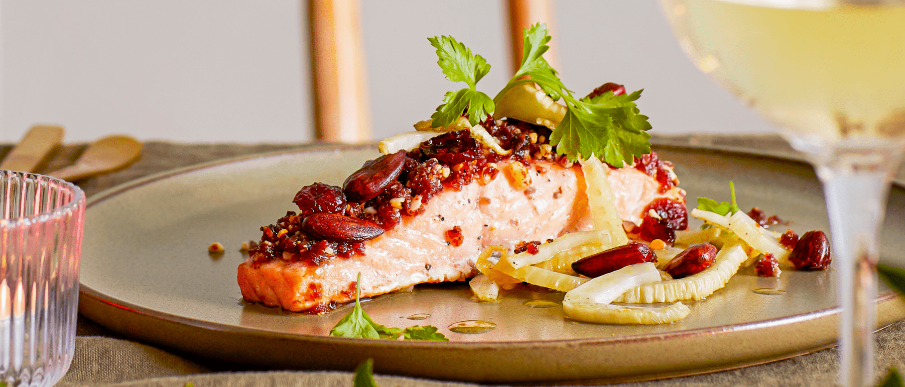 Filet de saumon en croûte de canneberges et d’amande avec du fenouil grillé