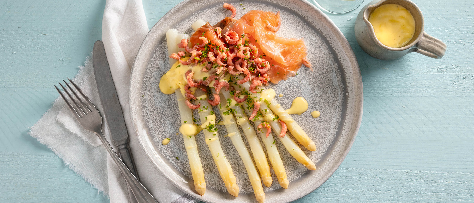 Asperges au saumon fumé, aux crevettes et à la sauce hollandaise