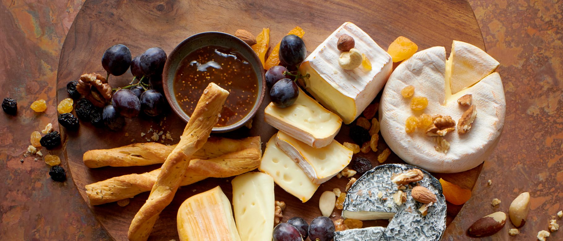 Plateau de fromages festif aux fruits secs et aux raisins